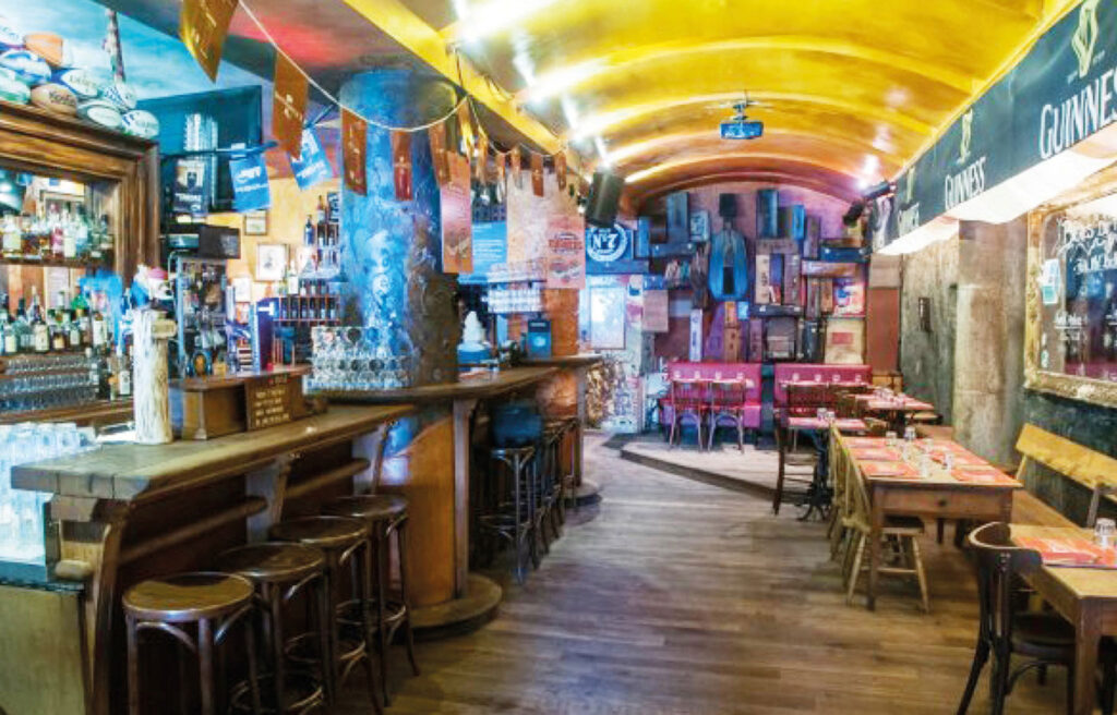 Photo du bar, tables et chaises de l'enseigne "James Joyce"