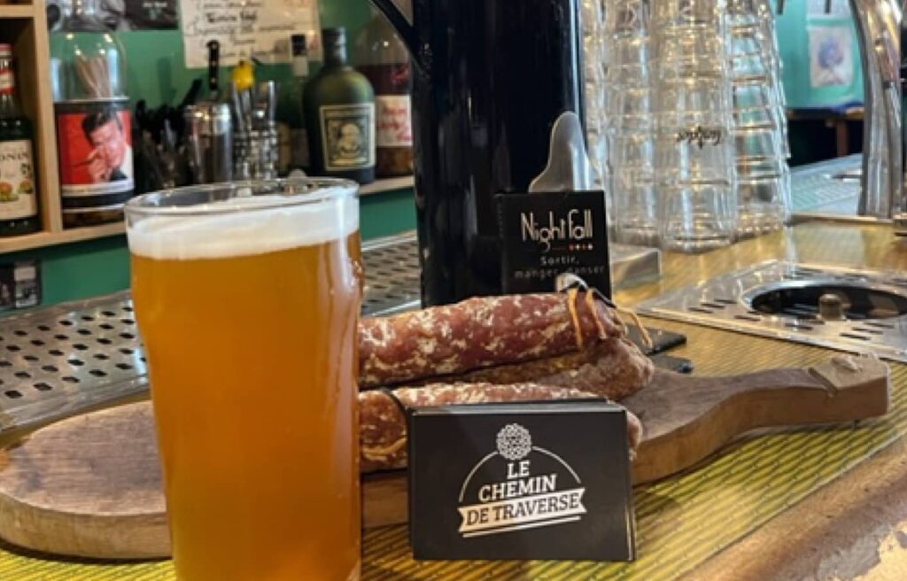 Bierre avec charcuterie et cartes de visites sur plateau au Le chemin de traverse à Nantes