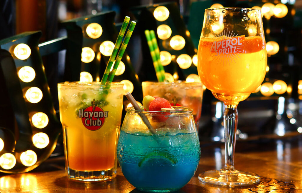 Photo de cocktail de différentes couleurs.