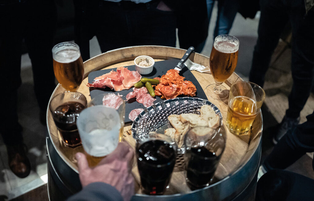 Photo d'une table avec des bières et une planche apéritive