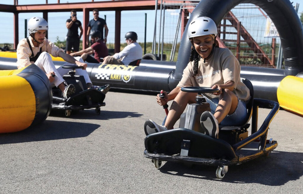 Photo de personnes qui s'amuse sur une piste avec un kart