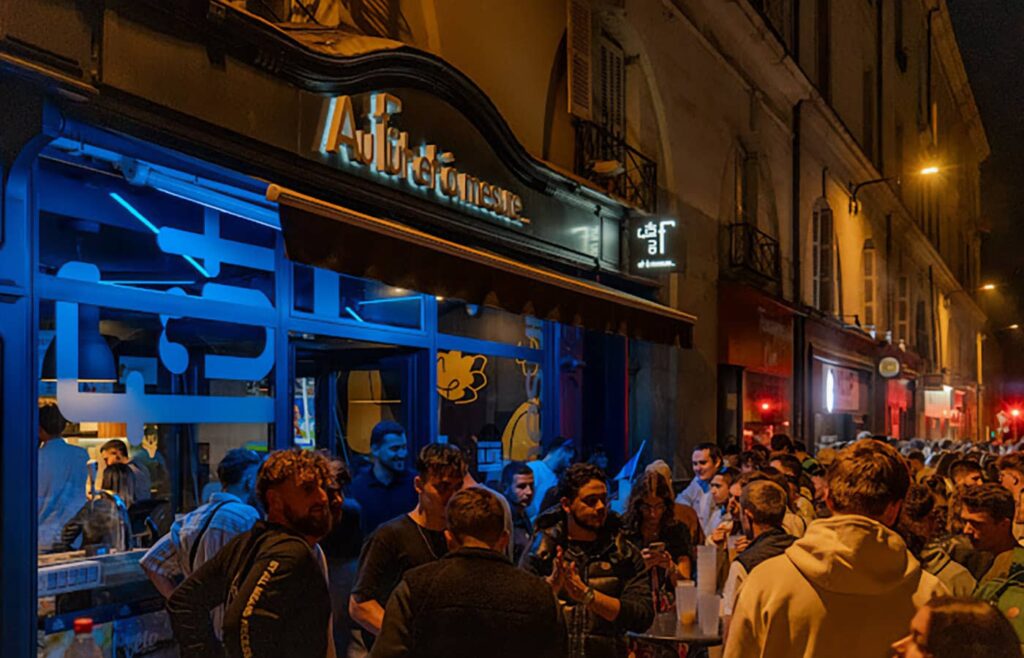 Photo de la façade de nuit de l'enseigne "Au Fût et à mesure" situé à Angers